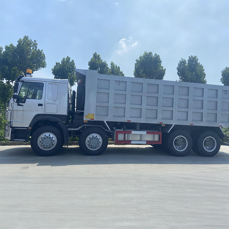 A large stock sino howo tipper dump trucks 8x4 for sale 