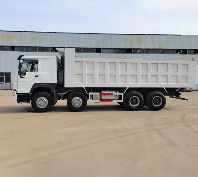The 8X4 second-hand Tractor truck is in stock. and the production price is more affordable than the new tractor. Replace with new tires and boxes, etc., and can also be customized according to customer needs.