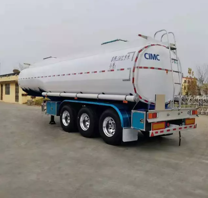 il Tank semi trailer is a tanker with a trailing head connected to the trailing section. Compared with the conventional single tanker, oil tank semi trailer can effectively improve the transportation efficiency. 