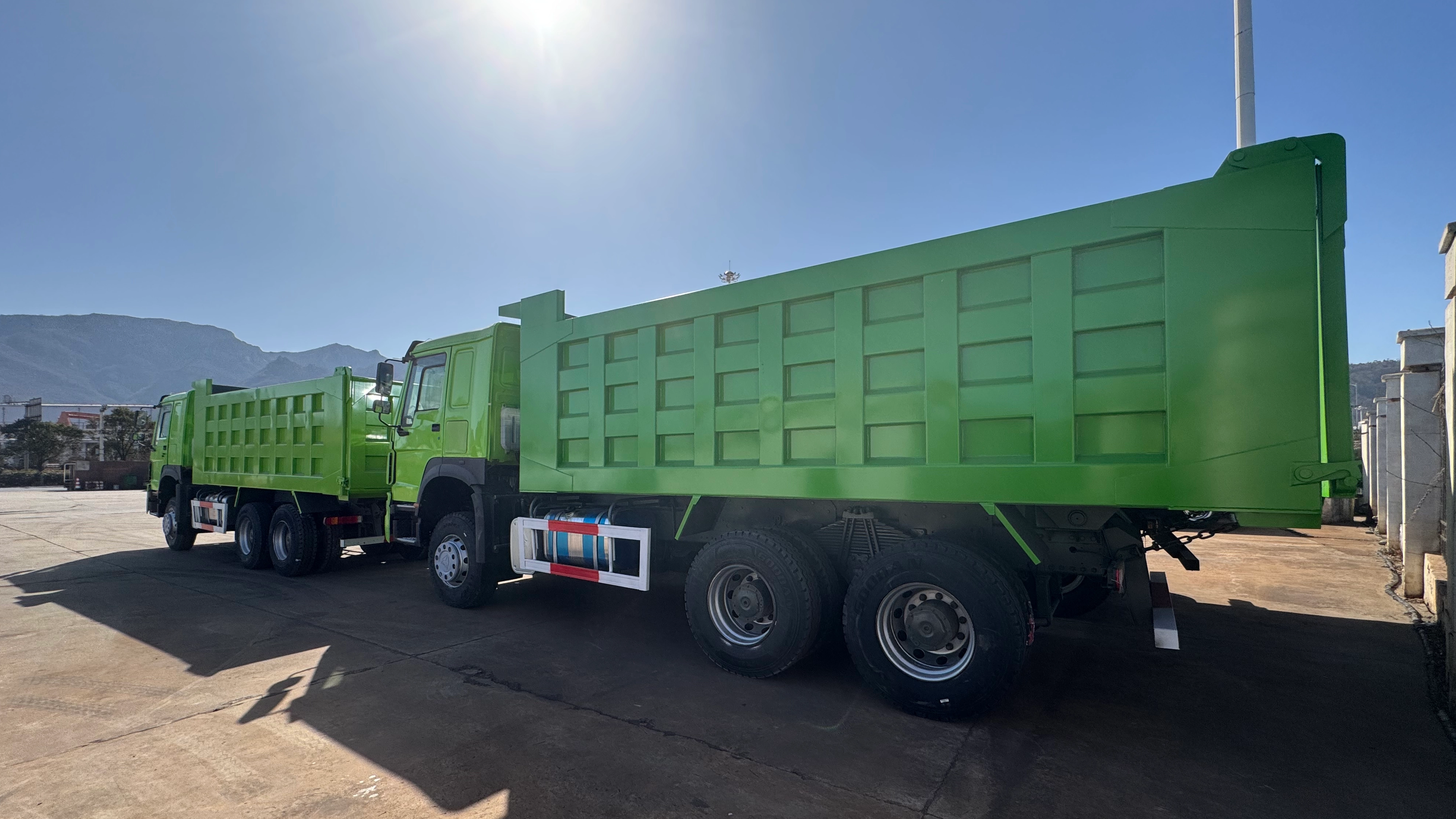 2 Units 10 Wheels Dump Trucks Will Depart for The Export To Nigeria at Night